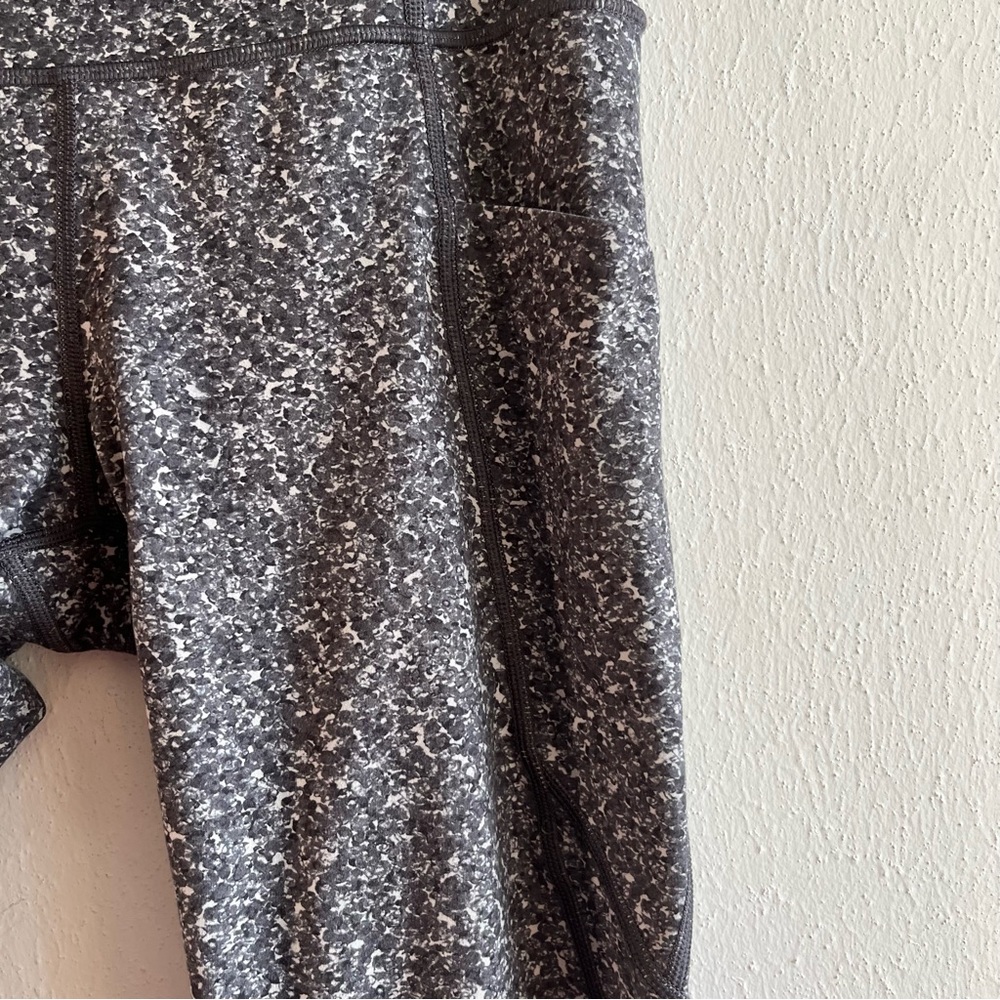 Athleta Leggings Grey Patterned Salutation Pebble… - image 5